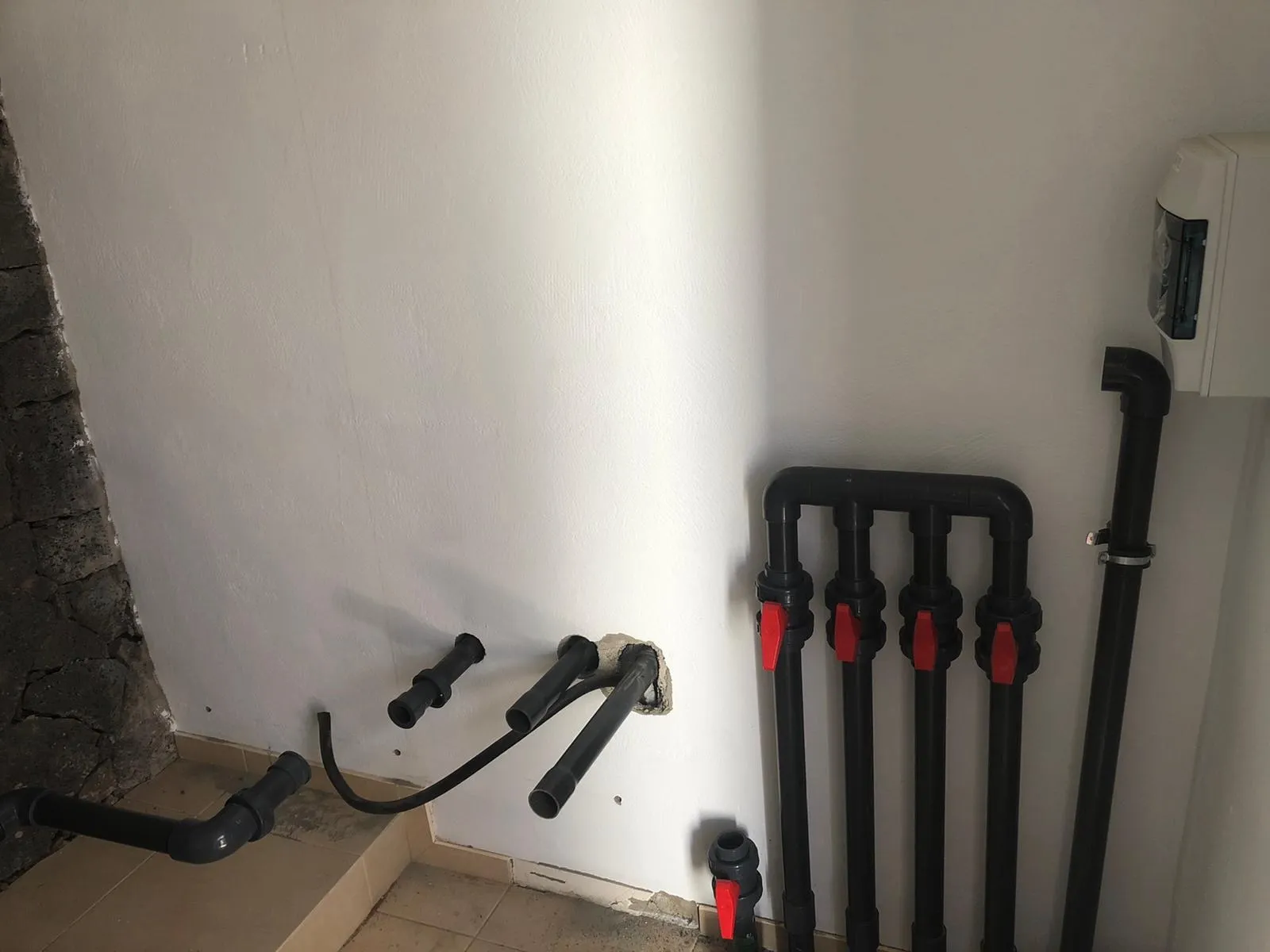 Renovación completa del sistema de válvulas de piscina - de tuberías corroídas a una instalación moderna.