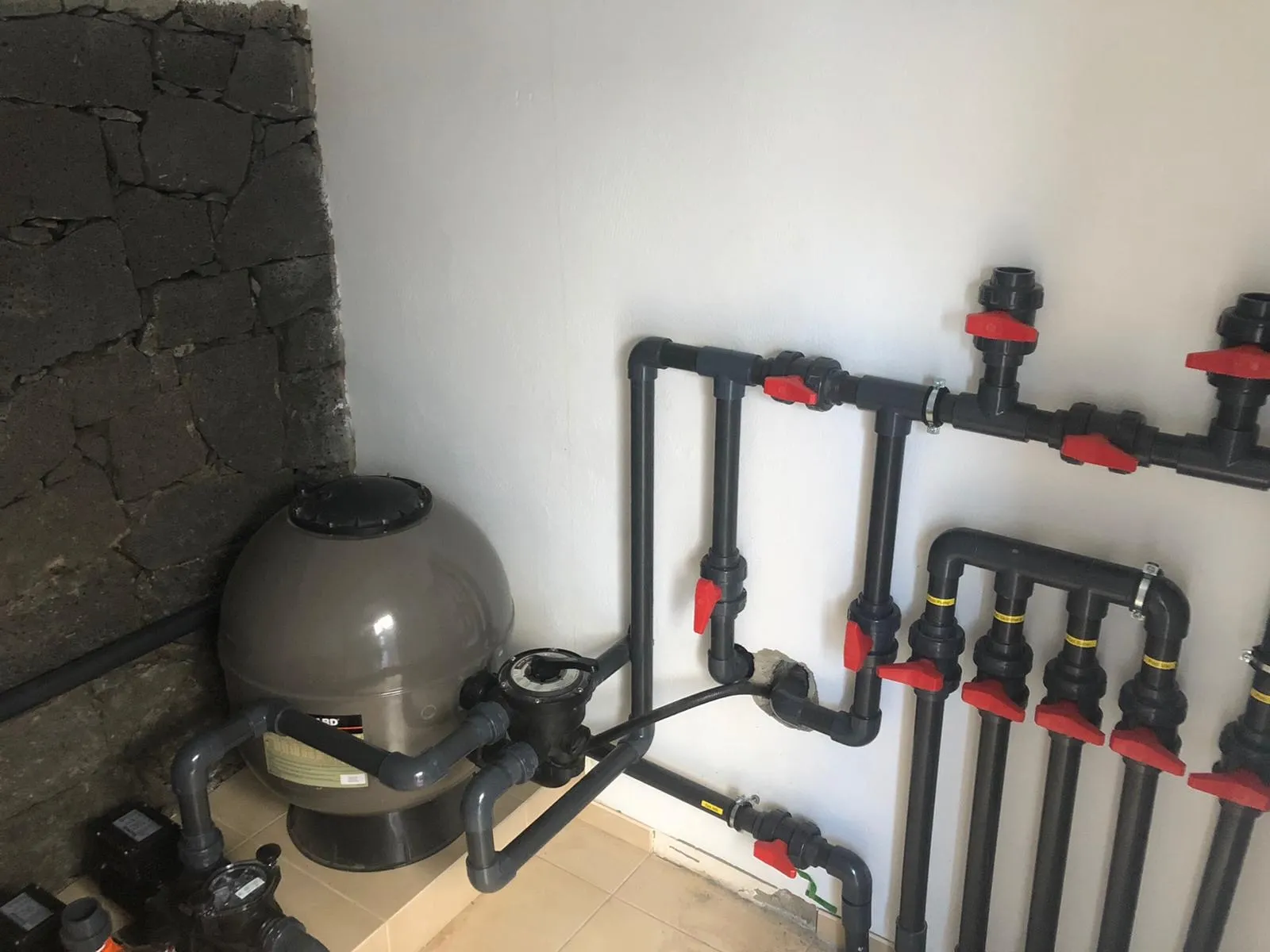 Tuberías y Válvulas de Piscina