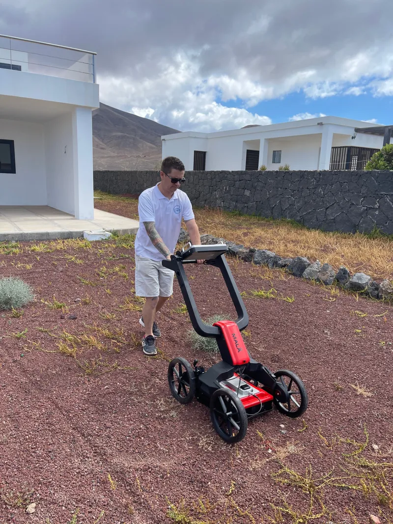 Ground penetrating radar survey in Lanzarote volcanic terrain